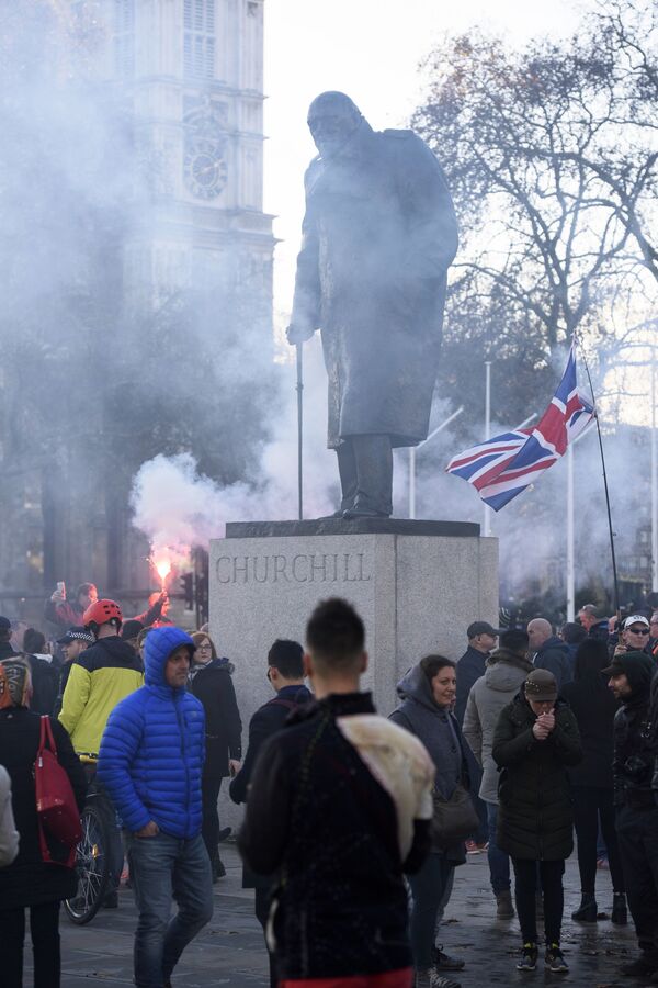 Участники акции в поддержку Brexit у памятника Уинстону Черчиллю в Лондоне - Sputnik Молдова