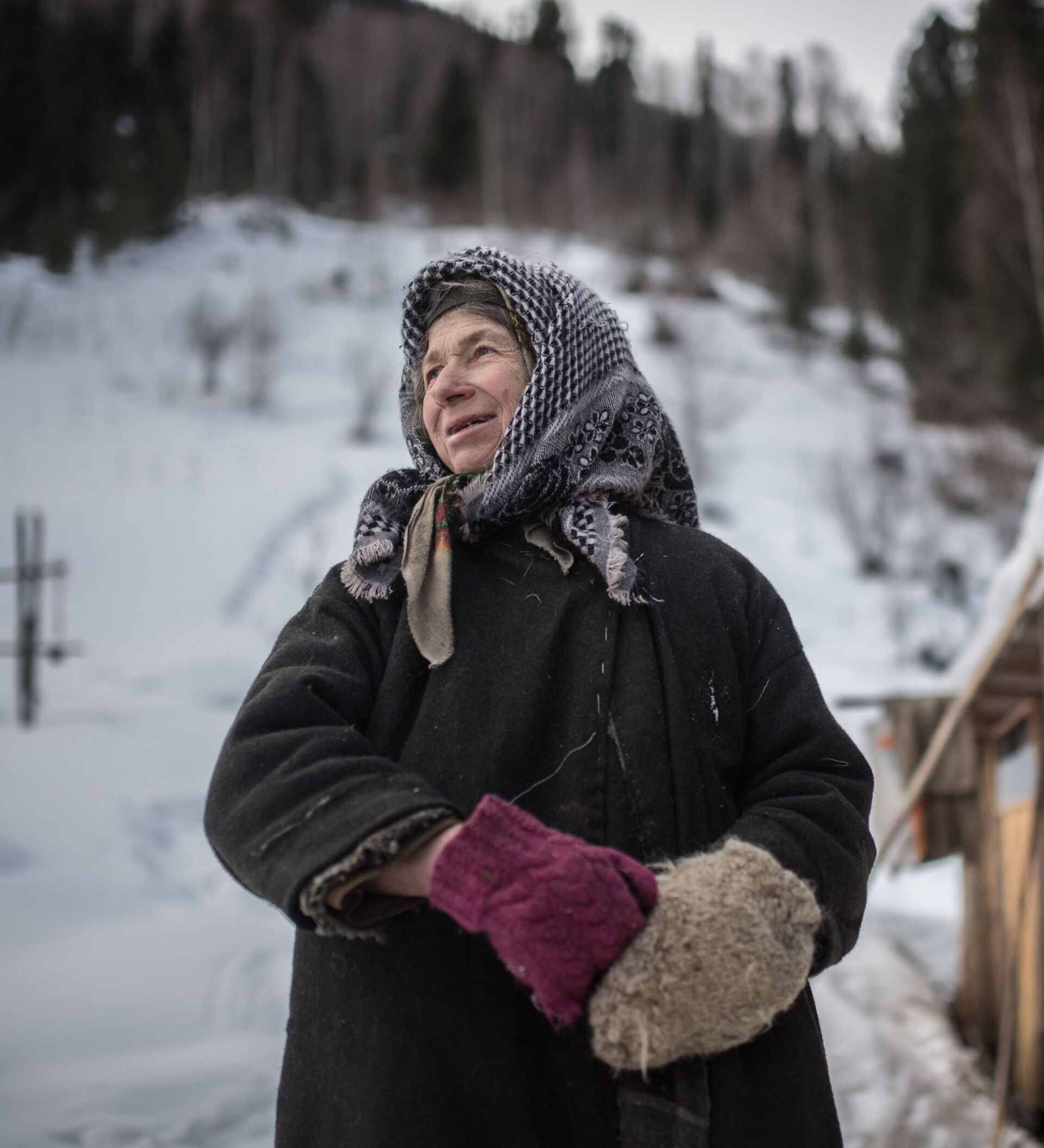 Байкальская отшельница возраст. Женщина живущая в тайге. Староверы в тайге Сибири. Женщина Старовер в тайге.