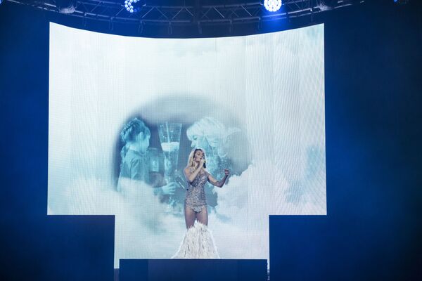 În timpul interpretării, pe un ecran erau proiectate fotografii cu Natalia - Sputnik Moldova
