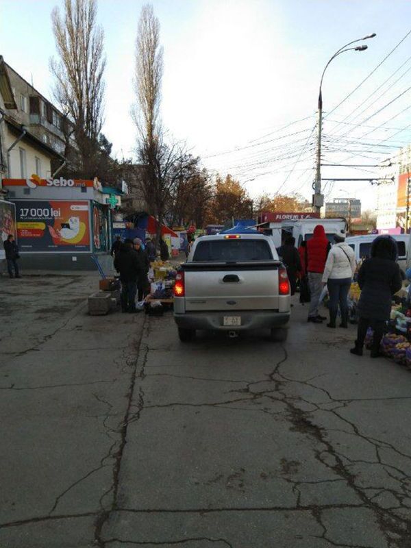 Chișinău: A pus în pericol viața mai multor oameni conducând agresiv pe trotuar - Foto Chișinău: A pus în pericol viața mai multor oameni conducând agresiv pe trotuar - Foto - Sputnik Moldova