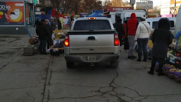Un pickup Ford Explorer a intrat și a circulat pe un trotuar extrem de aglomerat din municipiul Chișinău - Sputnik Moldova
