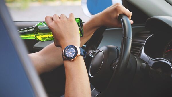 Șofer consumând alcool la volan, imagine simbolică, arhiva foto - Sputnik Moldova
