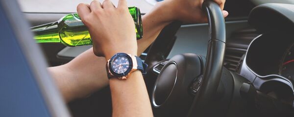 Șofer consumând alcool la volan - Sputnik Moldova