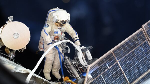 Российский космонавт во время выхода в открытый космос - Sputnik Moldova-România