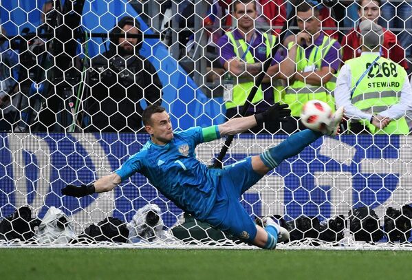 Вратарь сборной России Игорь Акинфеев отбивает мяч в матче 1/8 финала чемпионата мира по футболу между сборными Испании и России - Sputnik Молдова
