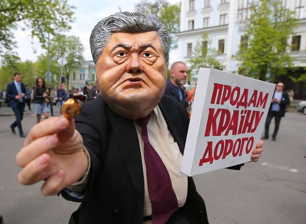 Участники протестной акции против действующего президента Украины Петра Порошенко у здания Администрации президента в Киеве - Sputnik Молдова