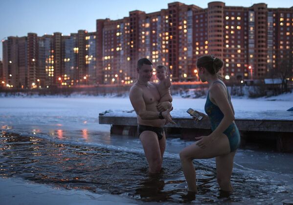 Члены клуба закаливания и зимнего плавания купаются в проруби на озере в Ленинском районе Новосибирска - Sputnik Молдова