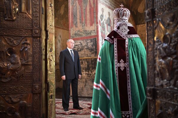 Владимир Путин и патриарх Московский и всея Руси Кирилл во время благодарственного молебна по случаю инаугурации в Благовещенском соборе Кремля - Sputnik Молдова