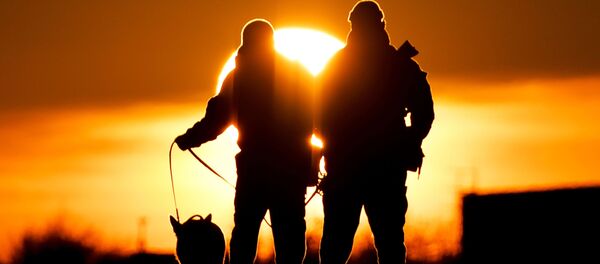 Сотрудники полиции во время проверки железнодорожных путей, по которым осуществляется вывоз ракеты-носителя Союз-ФГ с пилотируемым кораблем Союз МС-10 на стартовый стол первой Гагаринской стартовой площадки космодрома Байконур - Sputnik Молдова