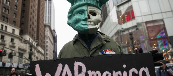 Участник акции протеста против ударов по Сирии в Нью-Йорке Участник акции протеста против ударов по Сирии в Нью-Йорке - Sputnik Moldova-România