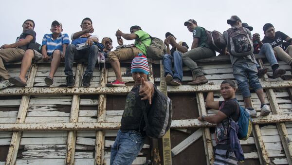 Мигранты из Гондураса, направляющиеся, в составе каравана, по территории Мексики в направлении границы с США - Sputnik Moldova-România