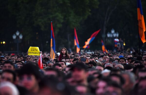 Сторонники оппозиции во время митинга на площади Республики в Ереване - Sputnik Молдова