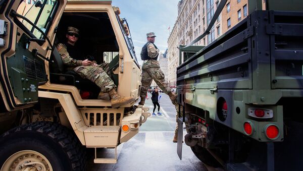 Национальная гвардия во время Марша за наши жизни в Вашингтоне с требованием ужесточить контроль за оборотом огнестрельного оружия - Sputnik Молдова