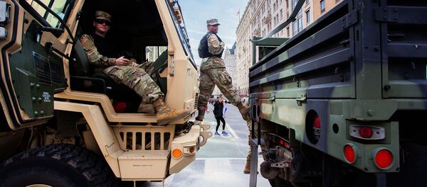 Национальная гвардия во время Марша за наши жизни в Вашингтоне с требованием ужесточить контроль за оборотом огнестрельного оружия - Sputnik Молдова