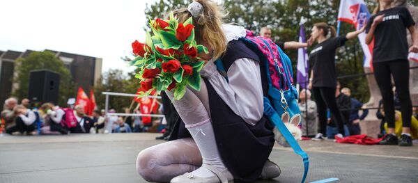 Дети выступают на вселатвийской акции Марш за русские школы НАШ ВЫБОР в Риге Дети выступают на вселатвийской акции Марш за русские школы НАШ ВЫБОР в Риге - Sputnik Молдова