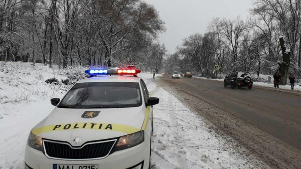Poliția, drum înzăpezit, imagine simbol - Sputnik Moldova