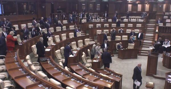 В последний день в парламенте молдавские депутаты пили шампанское и шутили - Sputnik Молдова