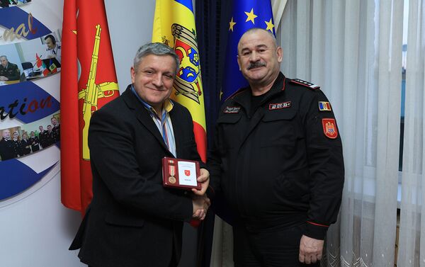 Decernarea Medaliei ”Pentru cooperare” lui Andrei Porubin - Sputnik Moldova