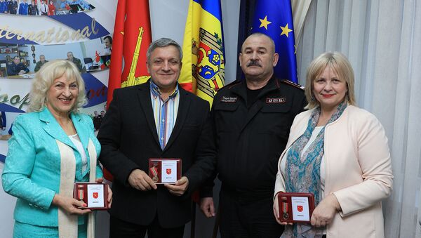 Decernarea Medaliei ”Pentru cooperare” Gutierei Prodan și lui Andrei Porubin - Sputnik Moldova