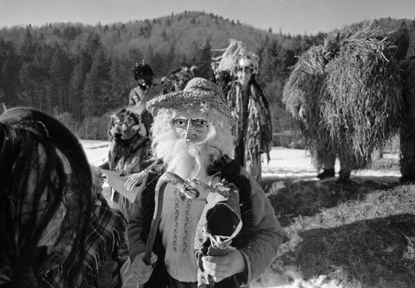 Житель молдавского села Волонка в маске старика на праздновании Нового года. - Sputnik Молдова