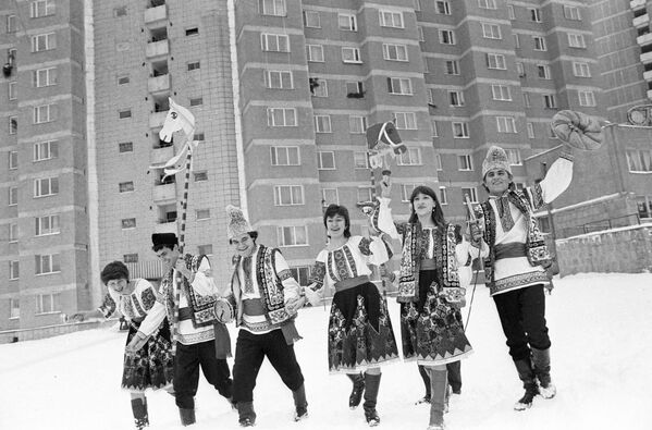 Жители города Кишинева гуляют на молдавском празднике встречи зимы - Плугушоре. - Sputnik Молдова