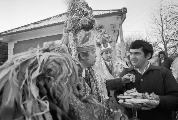 Участники новогоднего обряда Плугушор - воспевание хлеба. - Sputnik Молдова