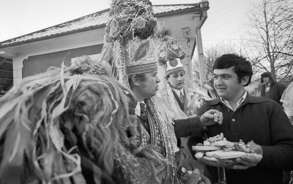 Участники новогоднего обряда Плугушор - воспевание хлеба. - Sputnik Молдова