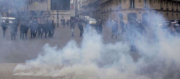 Акция протеста автомобилистов жёлтые жилеты в Париже - Sputnik Молдова