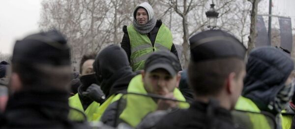 Акция протеста автомобилистов жёлтые жилеты в Париже Акция протеста автомобилистов жёлтые жилеты в Париже - Sputnik Молдова