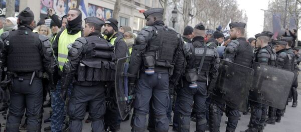 Акция протеста автомобилистов жёлтые жилеты в Париже - Sputnik Молдова