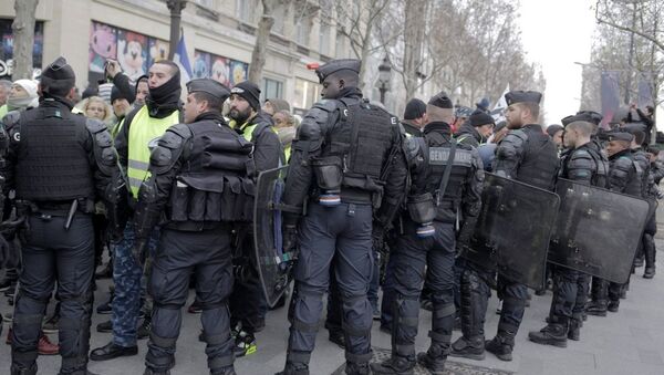 Акция протеста автомобилистов жёлтые жилеты в Париже - Sputnik Молдова