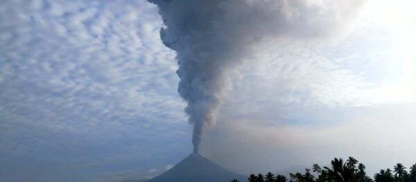 Erupția vulcanului Soputan Erupția vulcanului Soputan - Sputnik Moldova-România