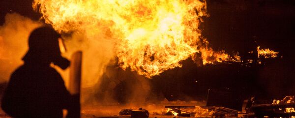 Пожарные тушат огонь, архивное фото - Sputnik Молдова