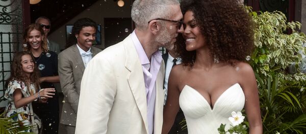 Французский актер Венсан Кассель и французская модель Тина Кунаки на свадебной церемонии Бидарте, Франция - Sputnik Молдова