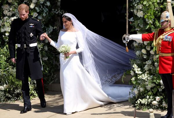 Принц Гарри и Меган Маркл во время свадебной церемонии в часовне Св. Георгия в Виндзорском замке - Sputnik Молдова