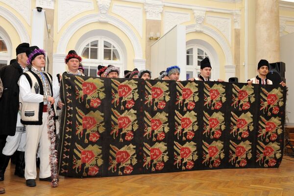 Incredibil: Acesta este luxul cu care se desfăta premierul Pavel Filip în copilărie - Foto Incredibil: Acesta este luxul cu care se desfăta premierul Pavel Filip în copilărie - Foto - Sputnik Moldova