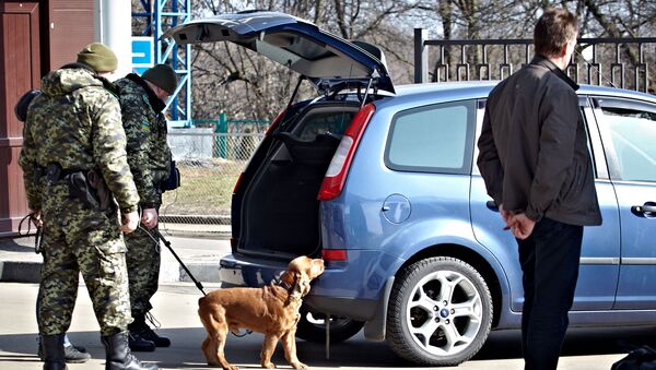 Украинские пограничники со служебной собакой осматривают автомобиль на пропускном пункте - Sputnik Молдова