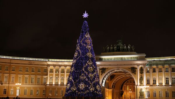 Новогодняя ель в Санкт-Петербурге - Sputnik Молдова
