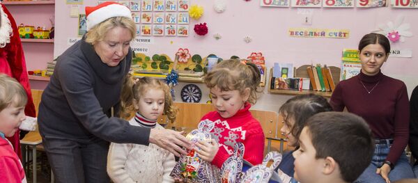 Посольство России в Молдове и представительство Россотрудничества поздравили детей с Новым годом Посольство России в Молдове и представительство Россотрудничества поздравили детей с Новым годом - Sputnik Молдова