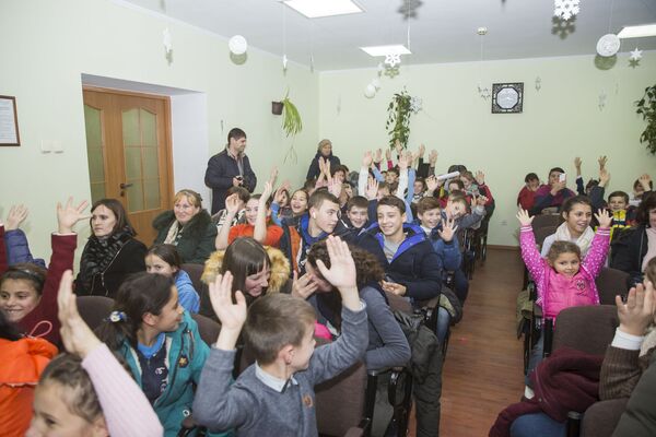 Маленькие зрители с удовольствием принимают выступление артистов. - Sputnik Молдова