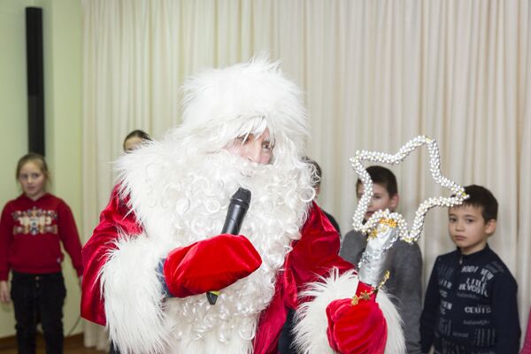 А теперь - очередь Деда Мороза поздравлять детишек. - Sputnik Молдова
