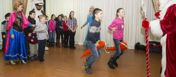 Посольство России в Молдове и представительство Россотрудничества поздравили детей с Новым годом. Посольство России в Молдове и представительство Россотрудничества поздравили детей с Новым годом. - Sputnik Молдова