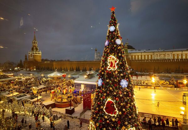 Рождественская ель на Красной площади в Москве  - Sputnik Moldova-România