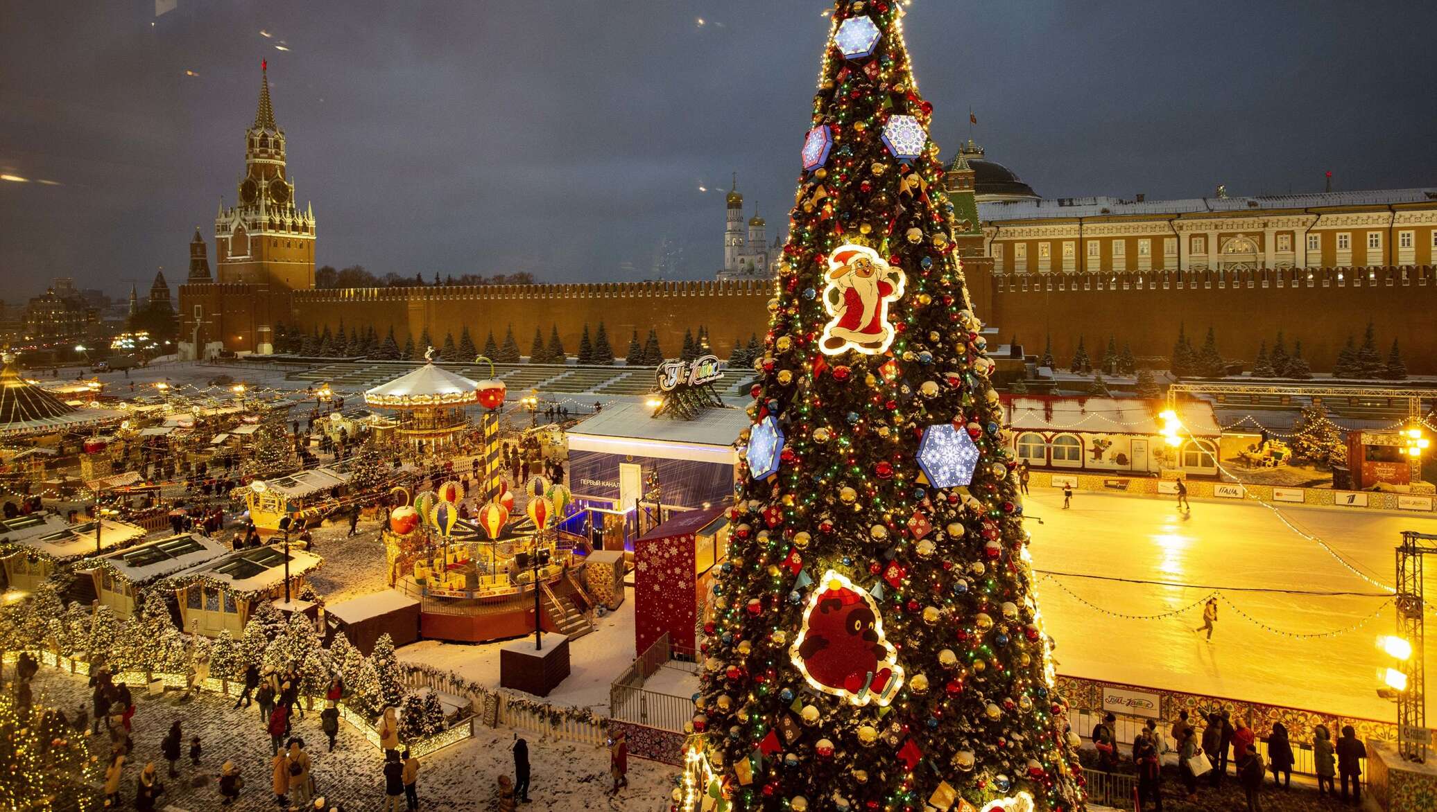 Название нового года в россии. Елка в Москве. Новогодняя елка на красной площади. Новогодняя елка. Новогодняя елка на площади.