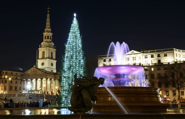Рождественская ель на Трафальгарской площади в Лондоне - Sputnik Moldova-România