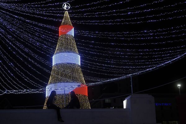Две девушки у рождественской ели на площади Сальвадора-дель-Мундо в Сан-Сальвадоре, Сальвадор - Sputnik Moldova-România