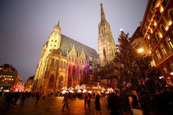 Рождественская ель на ярмарке перед собором Святого Стефана в Вене, Австрия - Sputnik Moldova-România