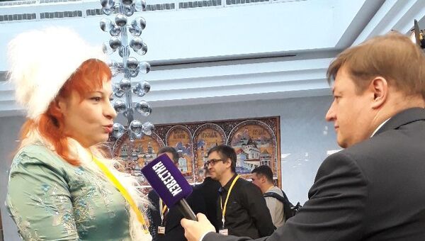 Журналистка в костюме Снегурочки пресс-конференция Путина - Sputnik Молдова