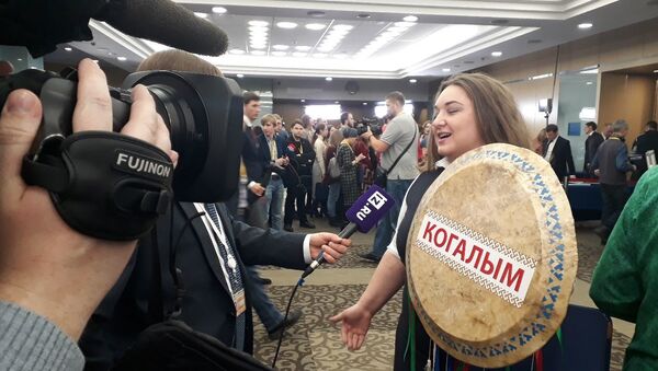 Журналистка с бубном пресс-конференция Путина - Sputnik Молдова