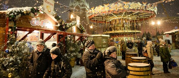 Посетители ярмарки на Красной площади - Sputnik Молдова